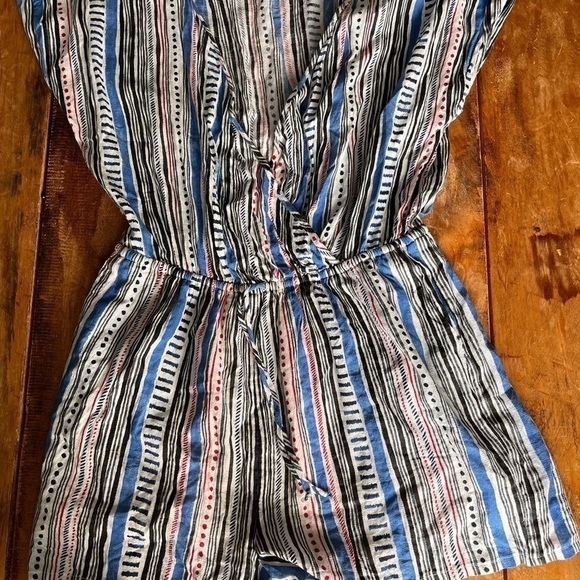 2/40$ Patrons of peace white and bleu onepiece size large - Picture 4 of 9